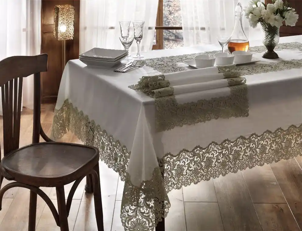 Sofistike Ev Dekorasyonunda Masa Örtüsü Seçimi ve Uygun Malzeme Tercihleri