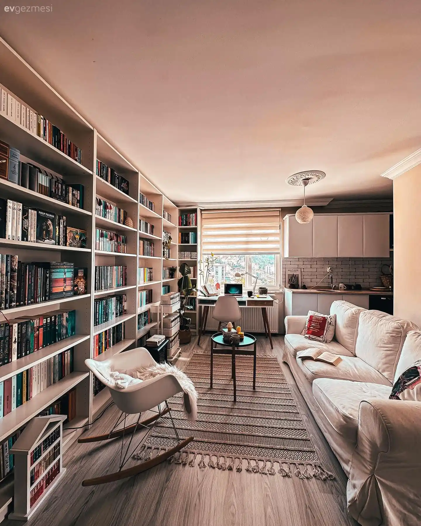 Uyumlu ve Fonksiyonel Uymaklı Sırtlıklı Kitaplıklar ve Oturma Alanları Tasarımları