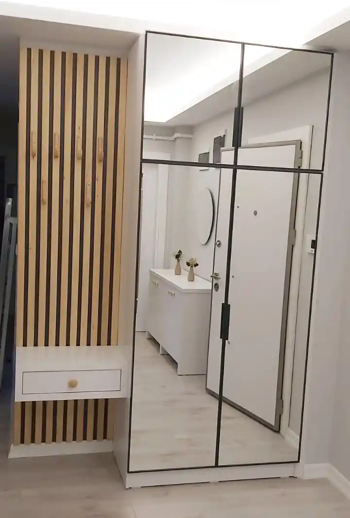 Vestiyer ve Portmanto Mobilyalarının Karşılaştırması: Kullanım Alanları ve Tasarım Farkları