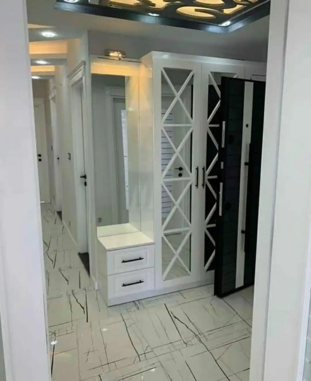 Vestiyer ve Portmanto Modelleri: Fonksiyonellik ve Estetiğin Uyumlu Tasarımları