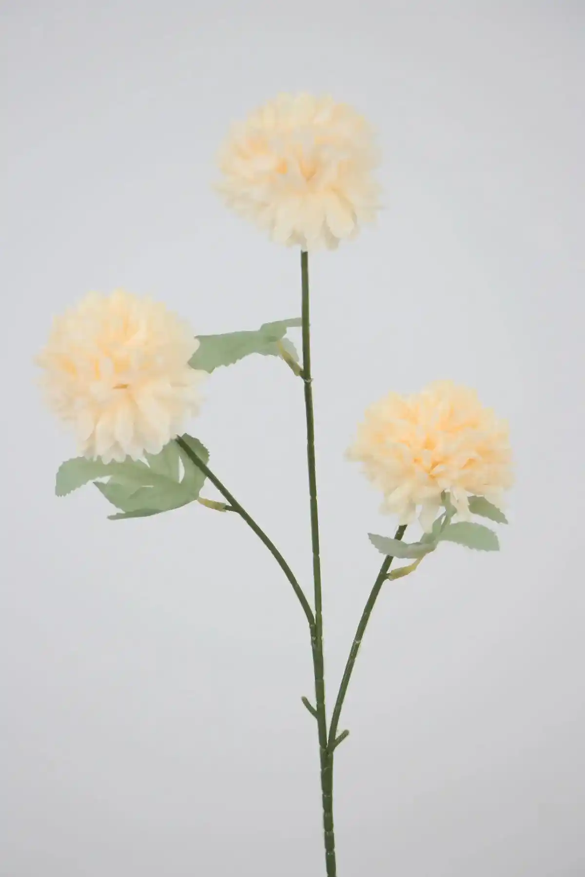 Yapay Çiçeklerle Dekorasyonun Zarif Dokunuşu: 3'lü Top Karanfil Dalı Ürünü ve Kullanım Alanları