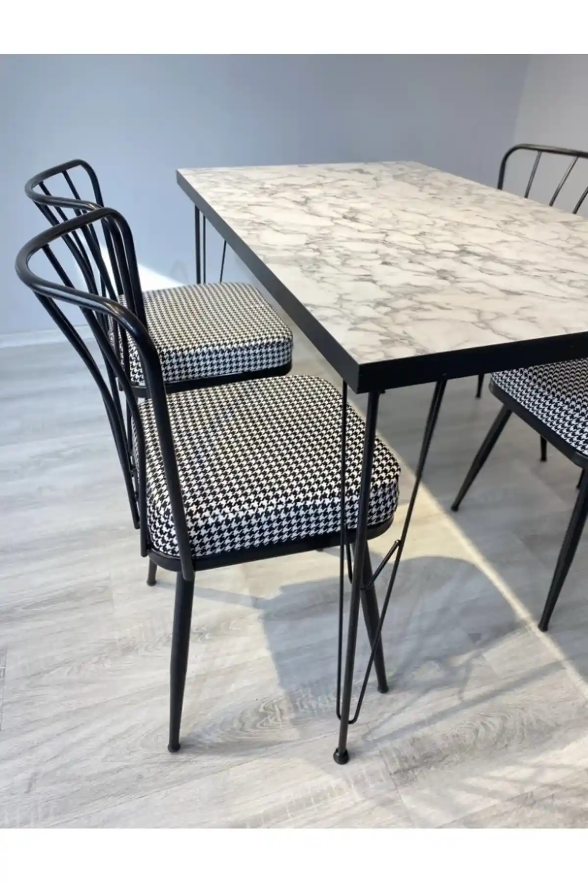 Yılz Teması ve Mobilya Tasarımında Kullanımı: Tel ve Resa Markaları Üzerinden İnceleme