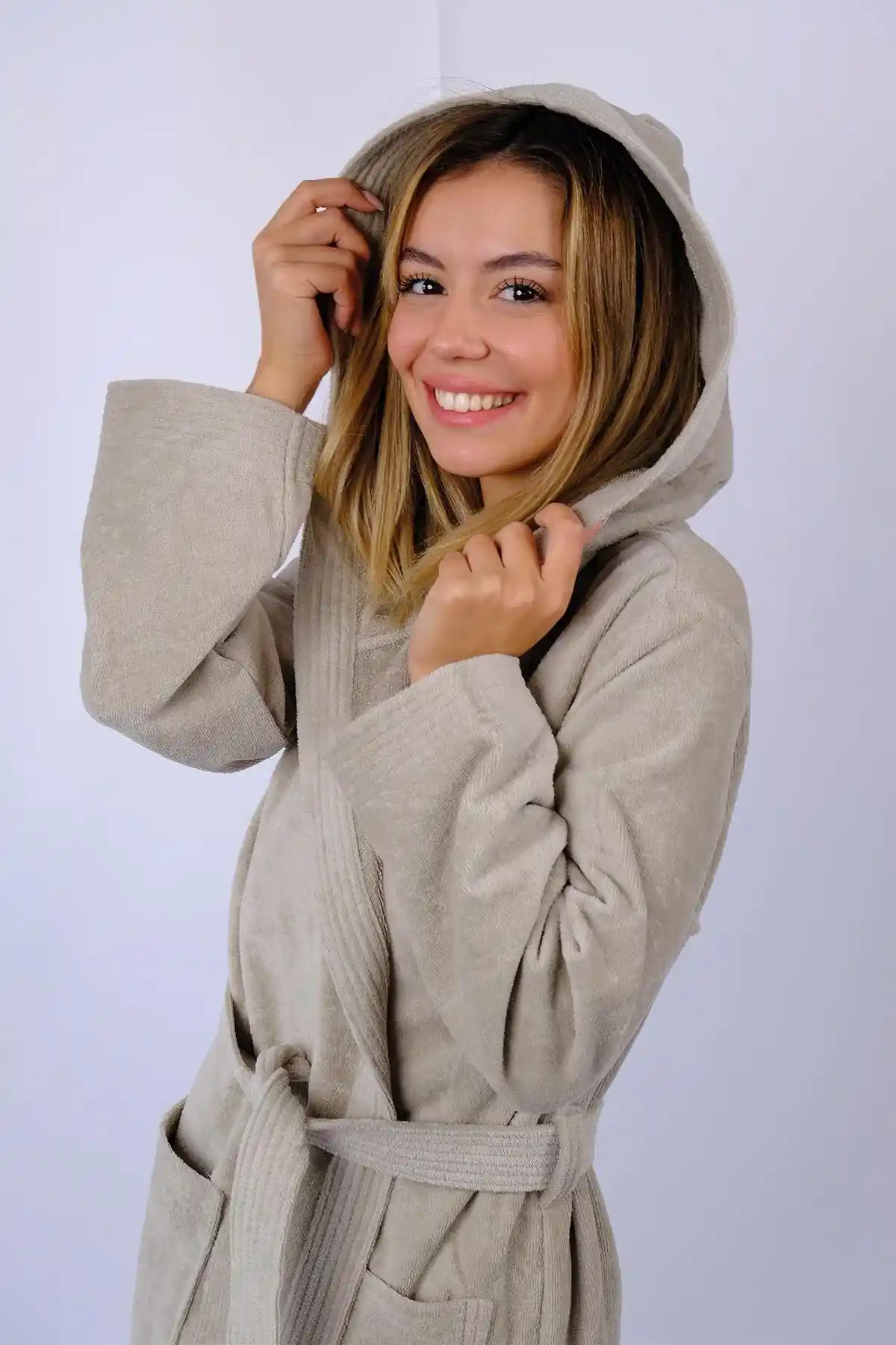 Yüksek Pamuk Kapüşonlu Bornozlar: Konfor ve Fonksiyonellik Sunan Ev ve Spa Ürünleri