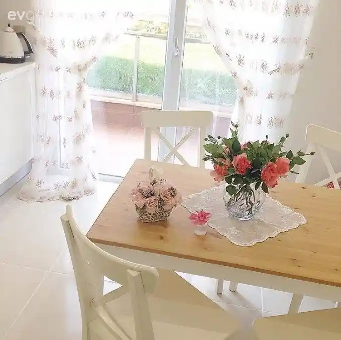 Zarif Çiçeklerle Dekorasyon: Estetik ve Huzur Dolu Mekânlar Yaratma Rehberi