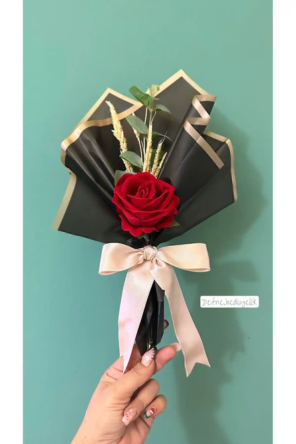 Defne Hediyelik Tekli Gül ve Destina Tasarım Tekli Gül Buketi Karşılaştırması