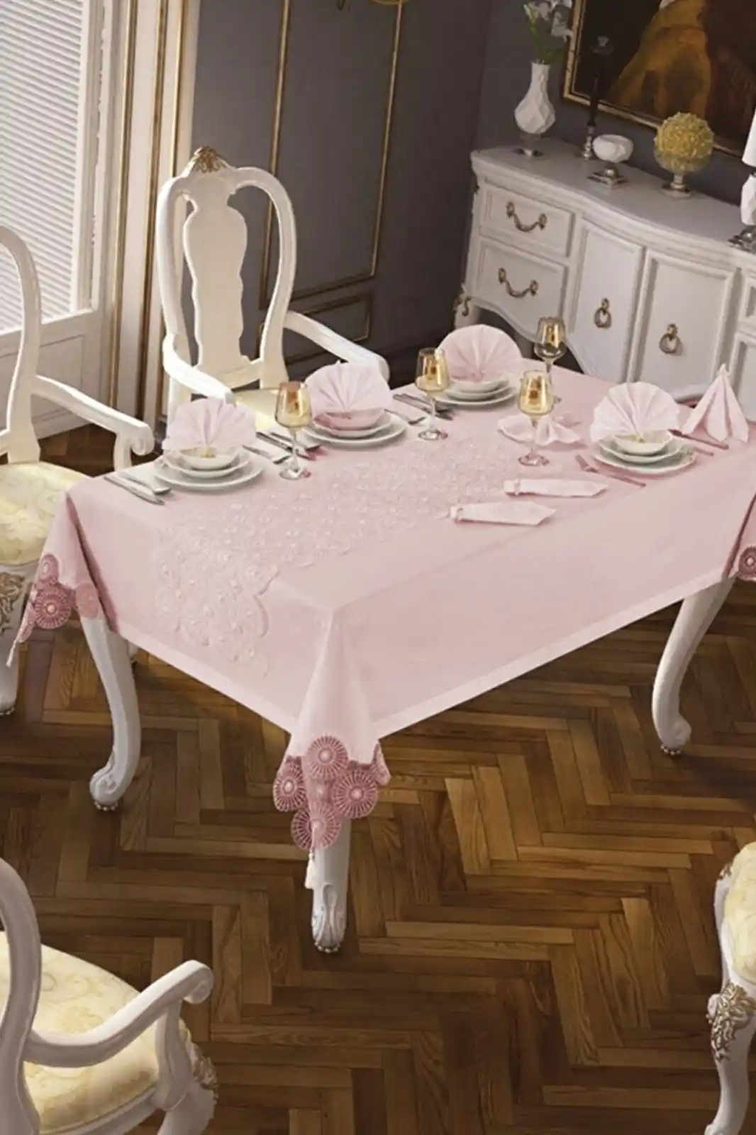 12 Kişilik Masa Örtüsü Takımı ile Şık ve Fonksiyonel Dekorasyon İpuçları