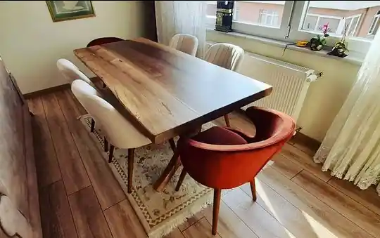 Ahşap Yemek Masası Seçimi ve Dekorasyonda Sıcaklık Yaratmanın Yolları