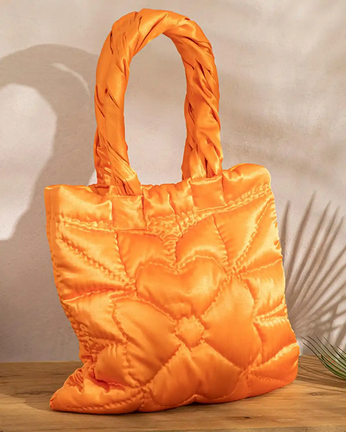 Ay Temalı Dekorasyon ve Moon Çanta: Estetik ve İşlevselliğin Buluşması