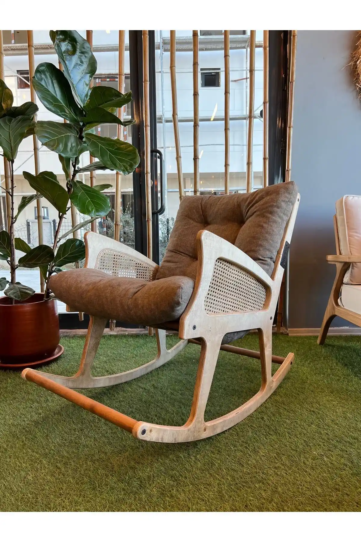 Bahçe Dekorasyonunda Şıklık ve Konfor İçin Sallanan Bahçe Sandalyeleri