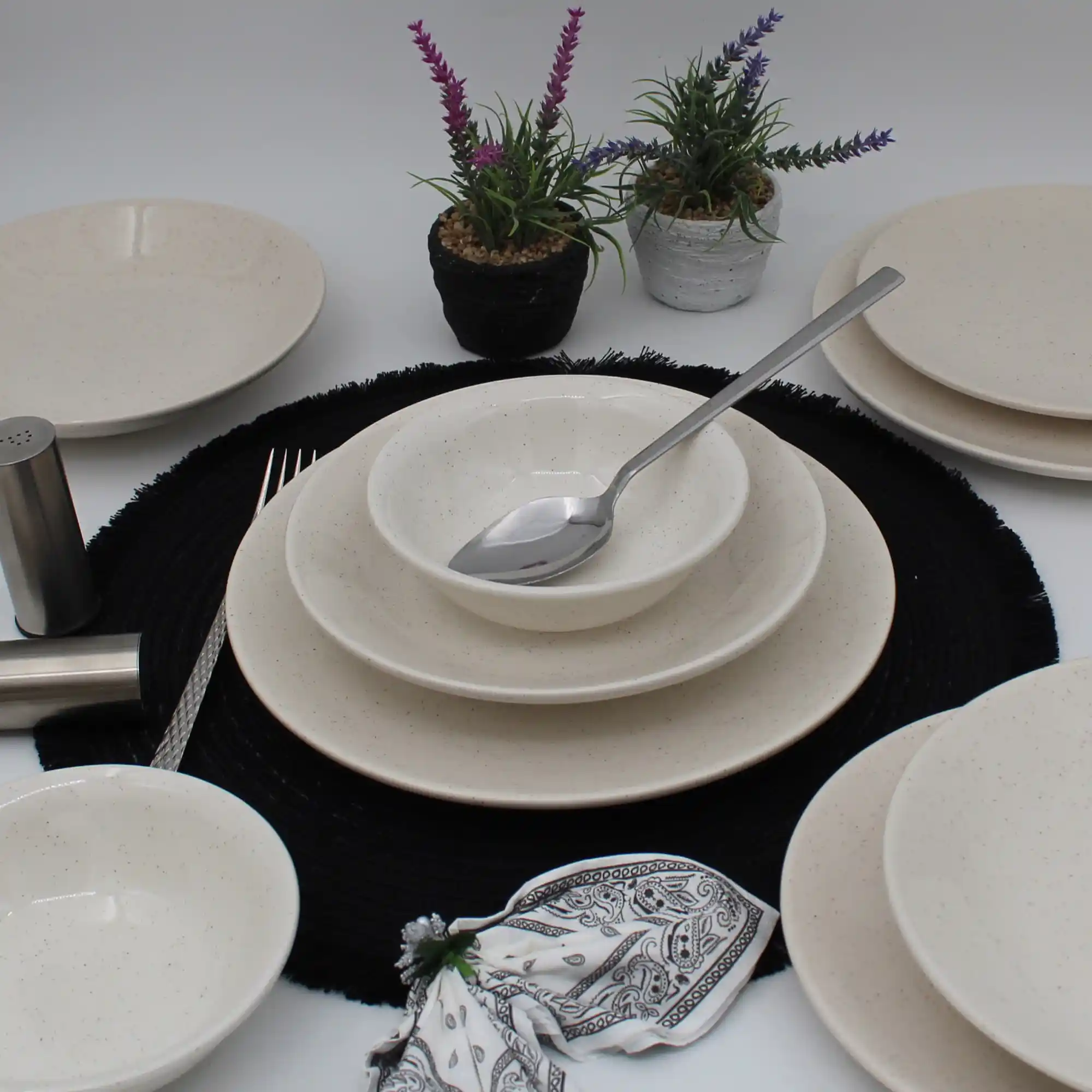 Beyaz Yemek Takımıyla Dekorasyonda Zarafetin Anahtarı ve Stil İpuçları