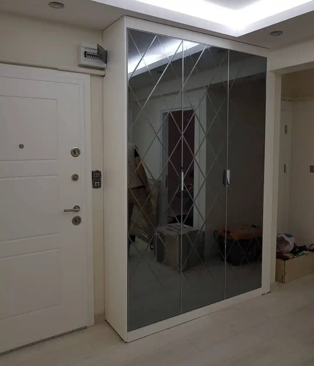 Çapraz Aynalı Vestiyerler: Modern ve İşlevsel Giriş Mobilyası Çözümü