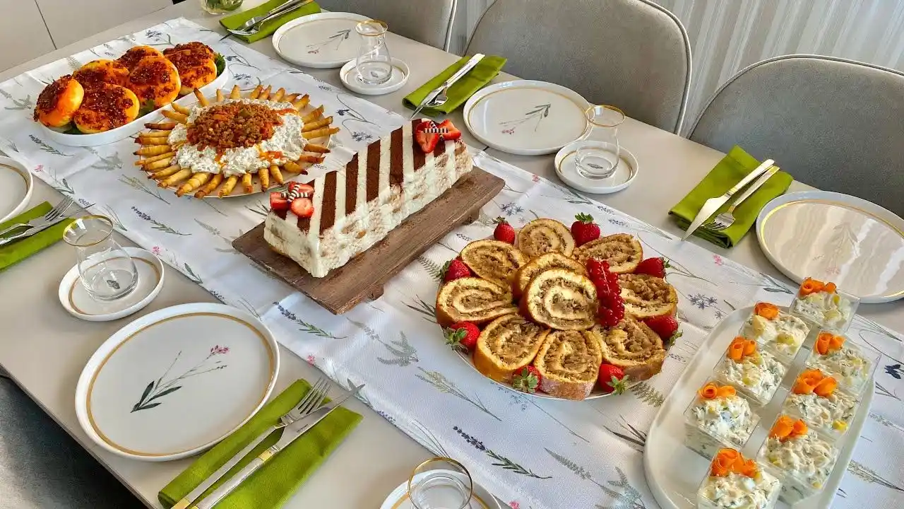 Çay Sofrası Dekorasyonu İpuçları: Sıcaklık ve Şıklığın Mükemmel Dengesi