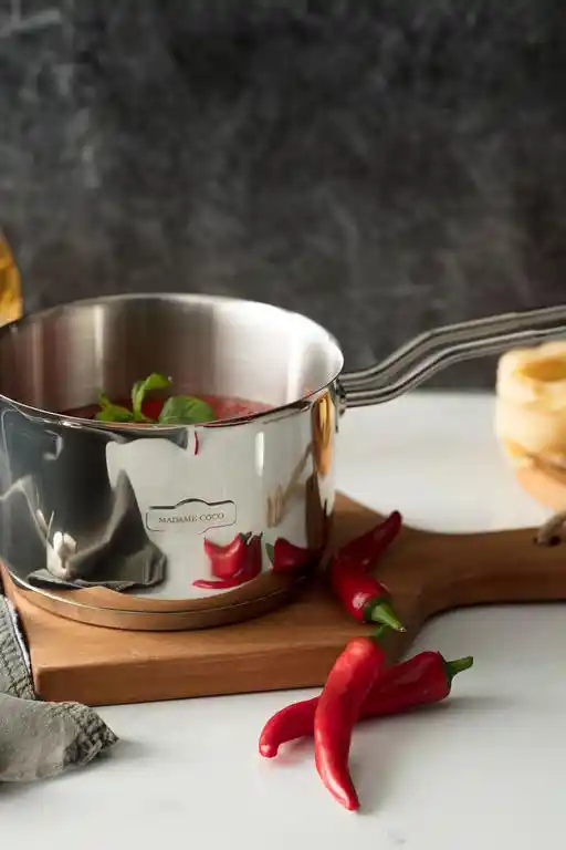 Çelik Sos Tencereleri: Modern ve Fonksiyonel Mutfak Dekorasyonunda Öne Çıkan Parça