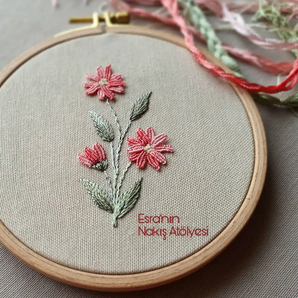 Çiçek Nakış Modelleri ile Ev Dekorasyonunda Zarafet ve Sıcaklık Yaratma Rehberi