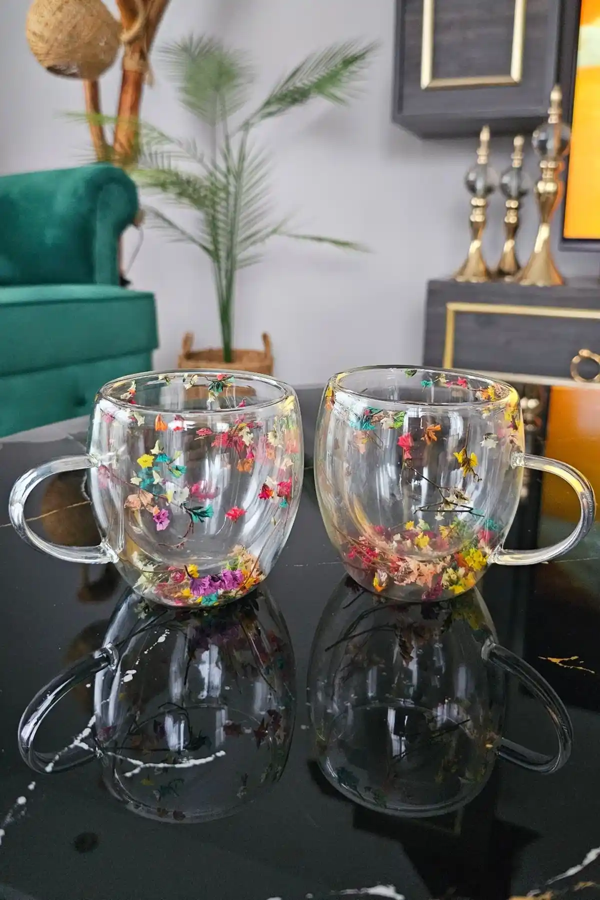 Çiçekli Çay Bardağıyla Dekorasyonda Zarif ve Canlı Bir Atmosfer Yaratın