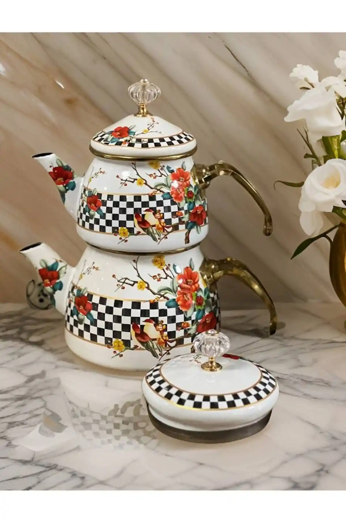 Çiçekli Çaydanlıklar ile Mutfak Dekorasyonunda Estetik ve Fonksiyonellik