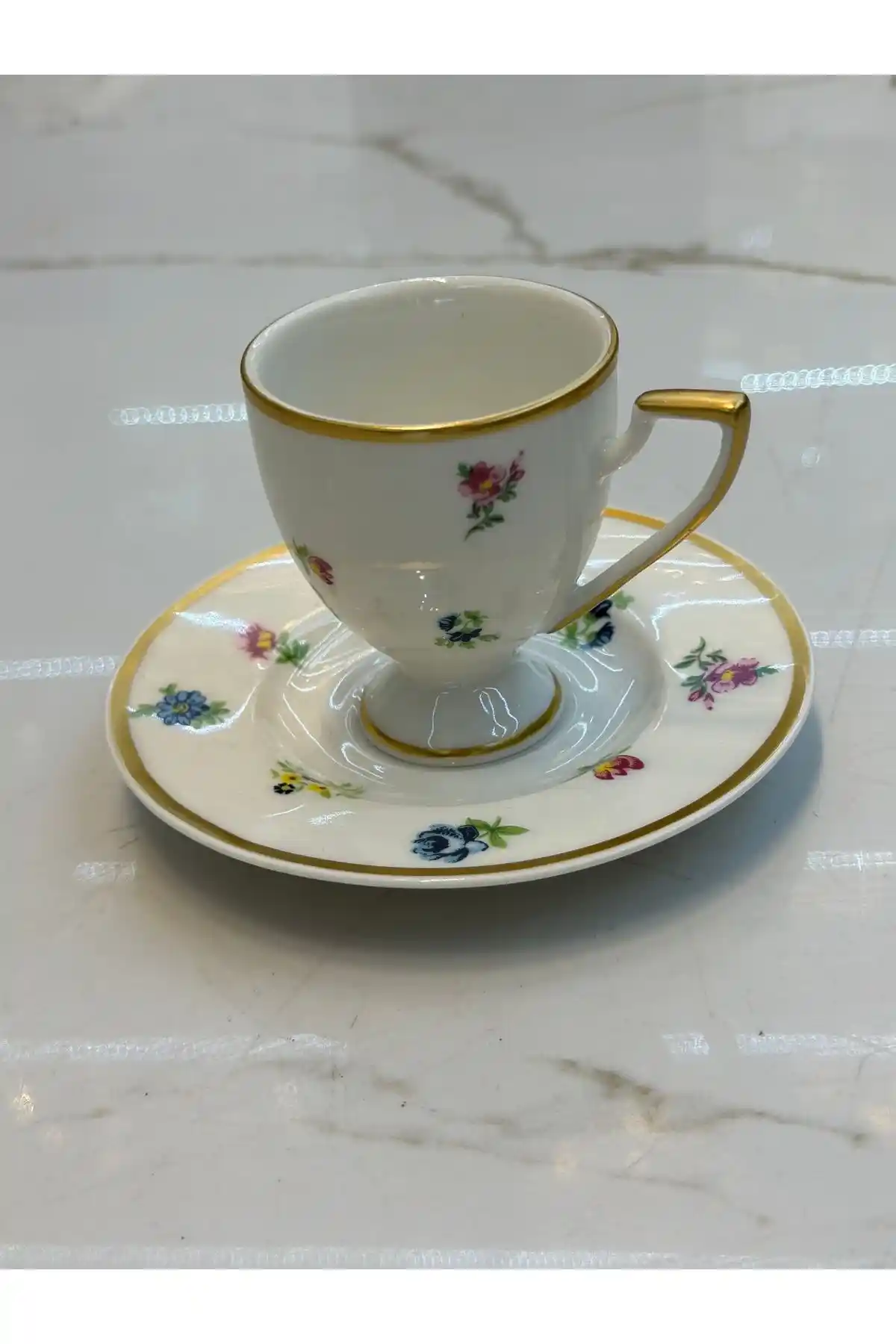 Çiçekli fincan dekorasyonuyla mekânlara şıklık ve canlılık katma yolları