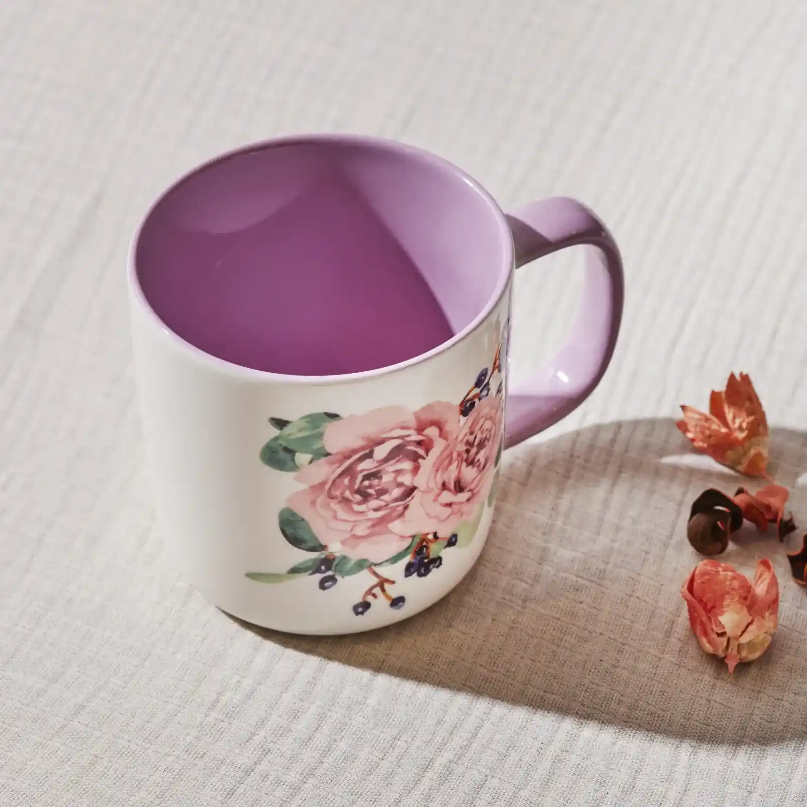 Çiçekli Kupalarla Ev Dekorasyonunda Şık ve Yaratıcı Detaylar