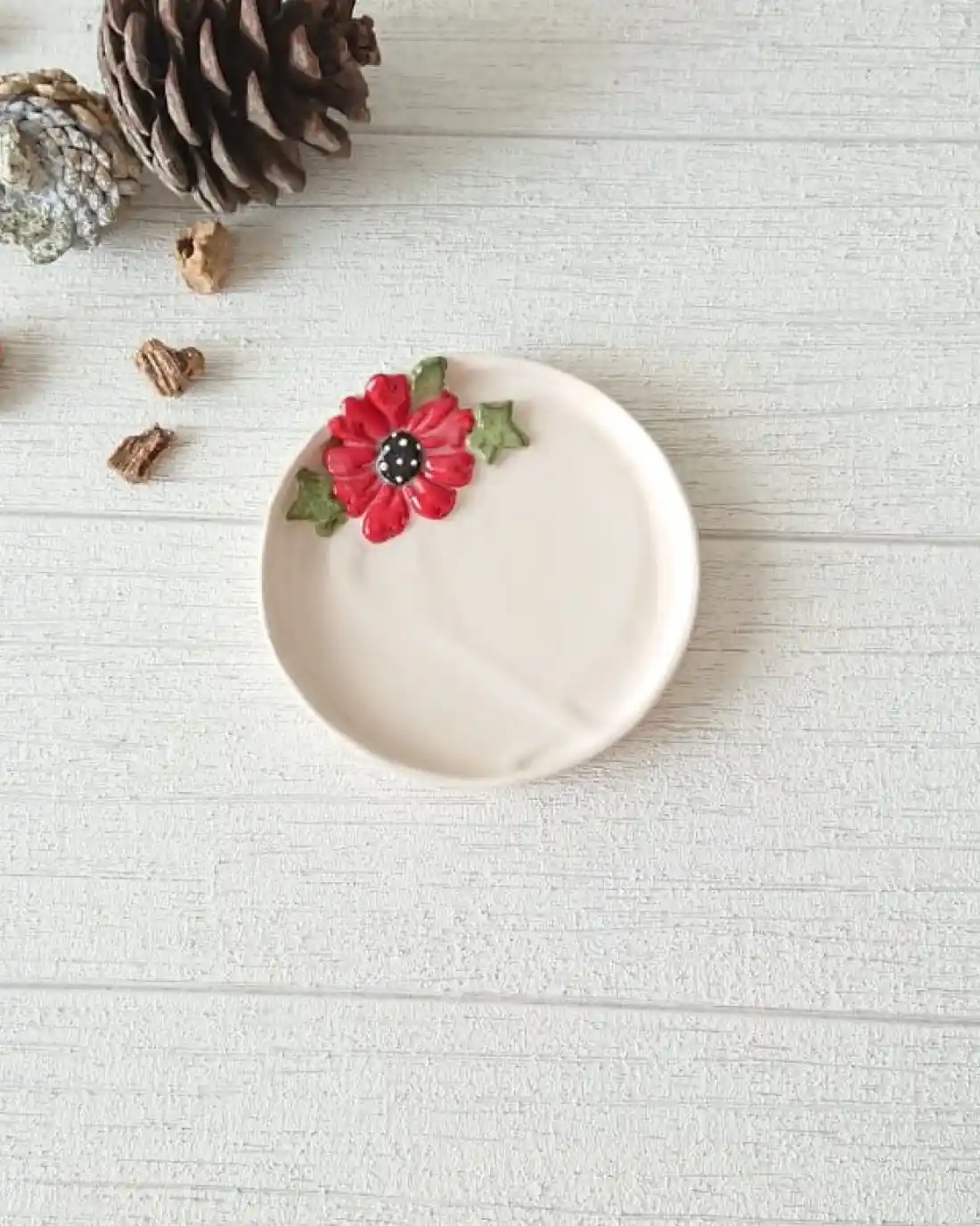 Çiçekli Tabak Dekorasyonu ile Doğal ve Şık Mekanlar Yaratma Rehberi