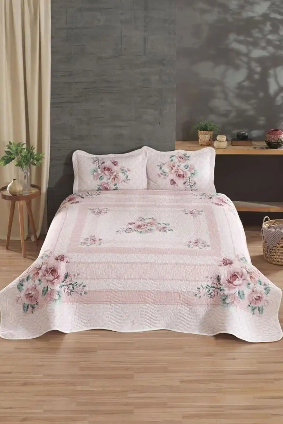 Çiçekli Yatak Örtüsü ile Dekorasyonunuzu Canlandırın ve Evinize Doğal Bir Dokunuş Katın