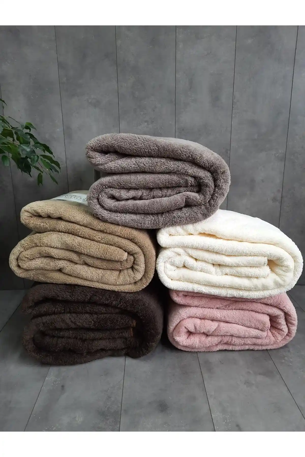 Çift Kişilik Peluş Battaniyelerle Dekorasyonda Sıcaklık ve Şıklık Sağlama