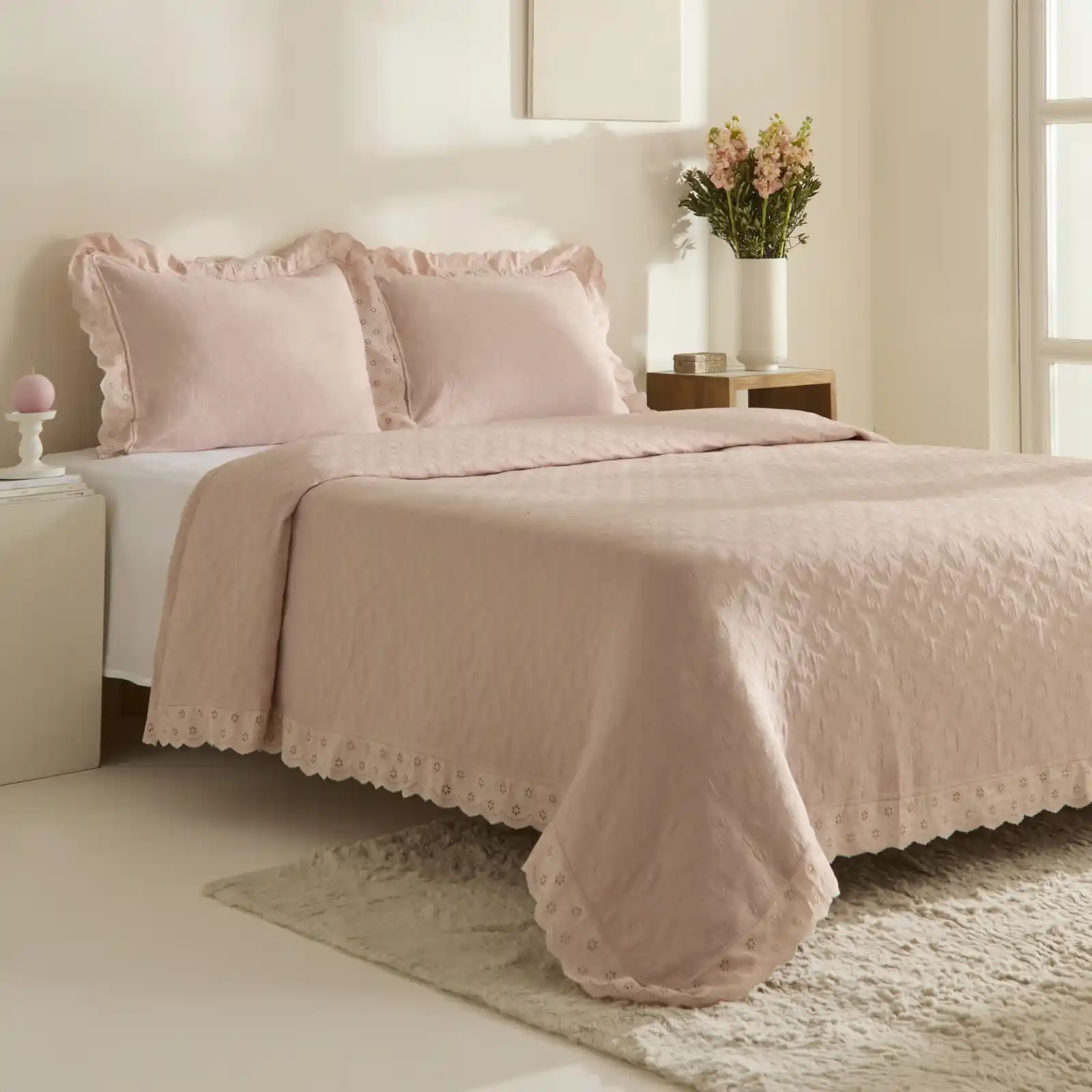 Çift Kişilik Yatak Seçimi ve Dekorasyon İpuçlarıyla Şık ve Konforlu Yatak Odası