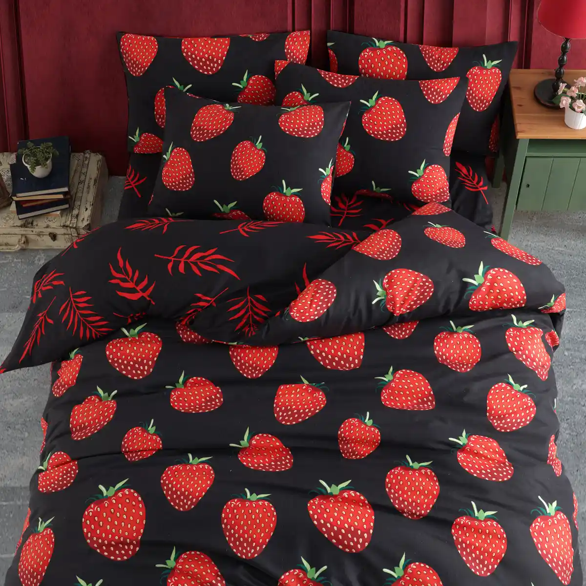 Çilek Desenli Nevresim Takımlarıyla Yatak Odanızı Canlandırın ve Konforu Artırın