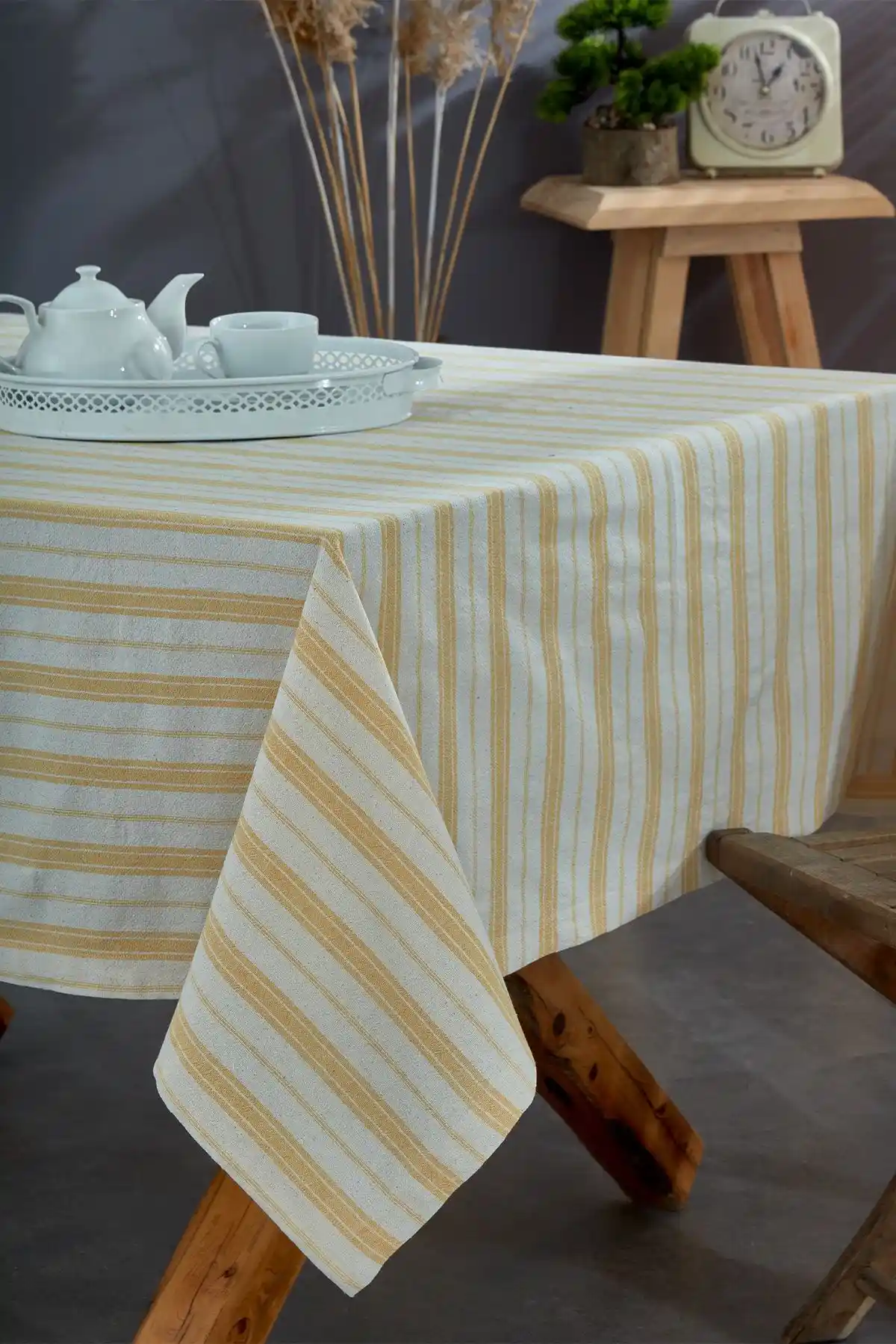 Çizgili Masa Örtüleri ile Dekorasyonunuzu Canlandırın ve Mekânlara Hareket Katın