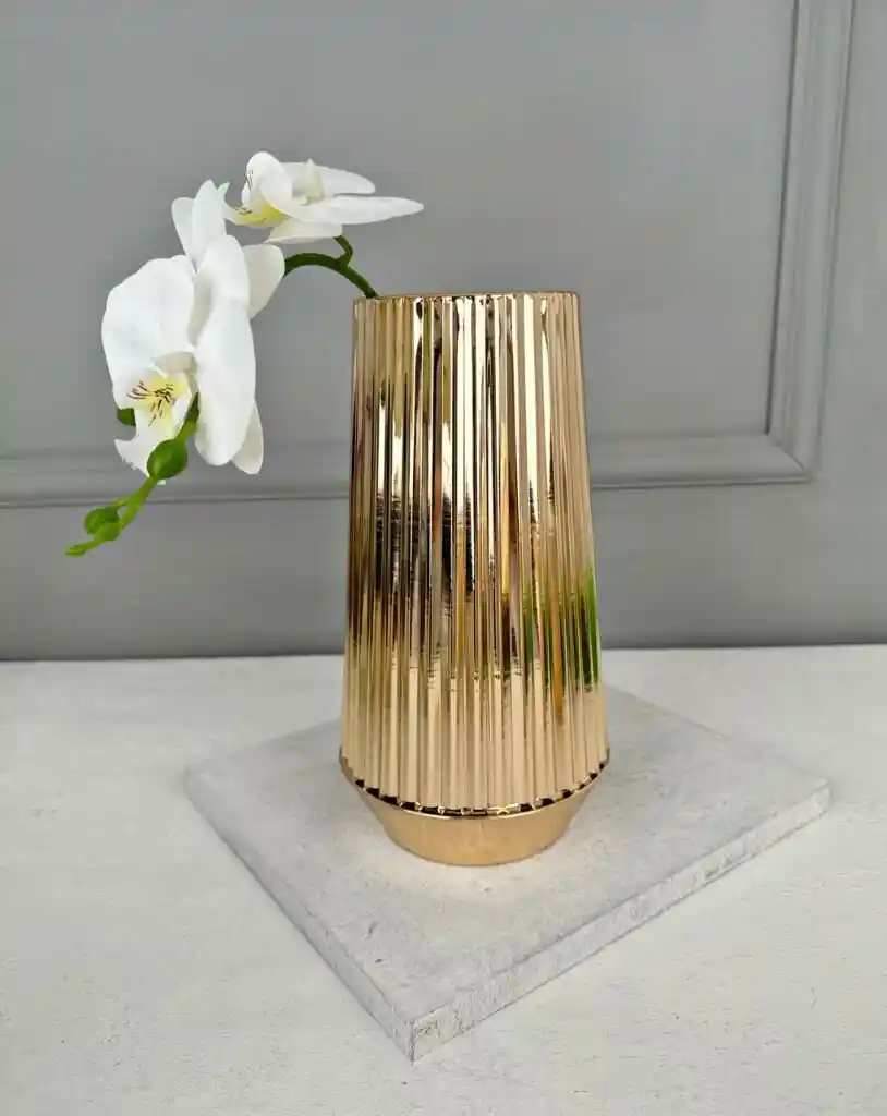 Çizgili Vazolar ile Modern Dekorasyonun Şıklığını Yansıtın