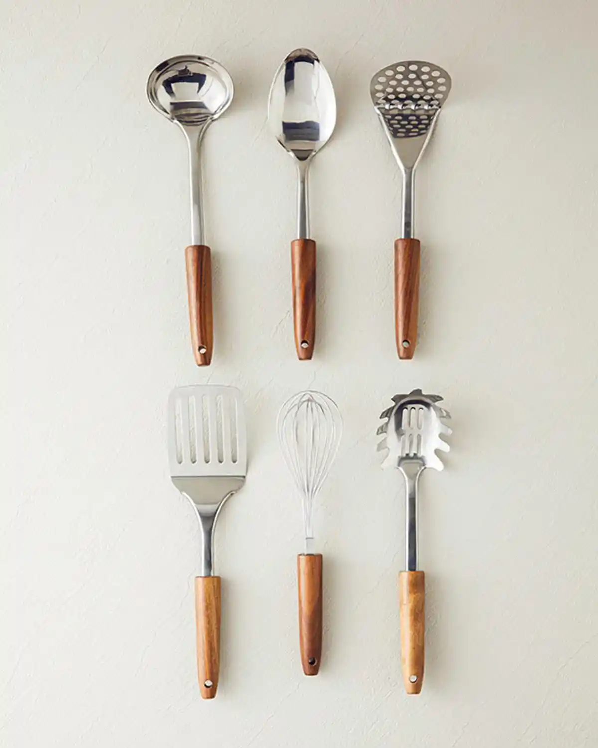 Dekorasyonda Çelik Servis Kaşığı ile Şıklık ve Fonksiyonelliği Bir Arada Sunma Rehberi