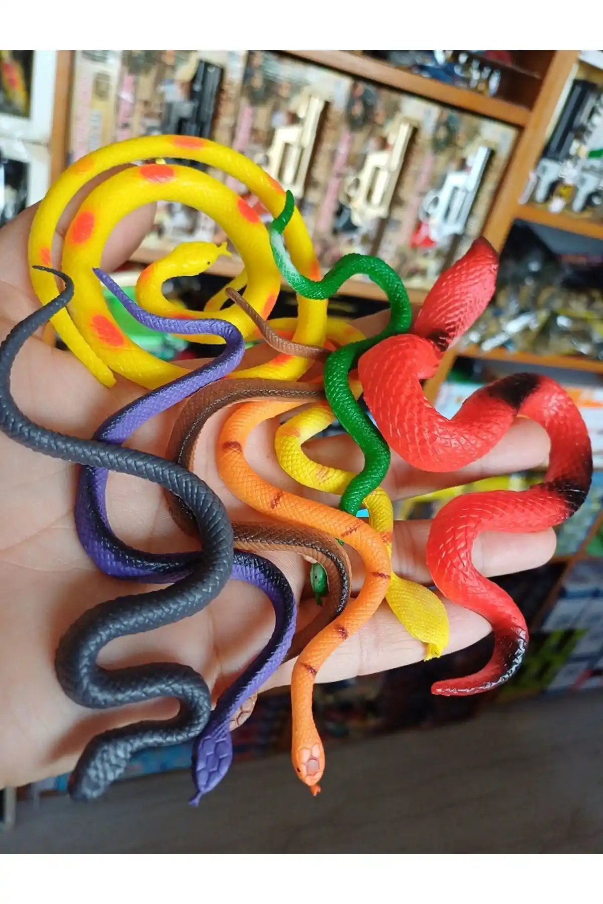 Dekorasyonda Eğlenceli ve Çekici Bir Detay: Oyuncak Yılanlar Nasıl Kullanılır