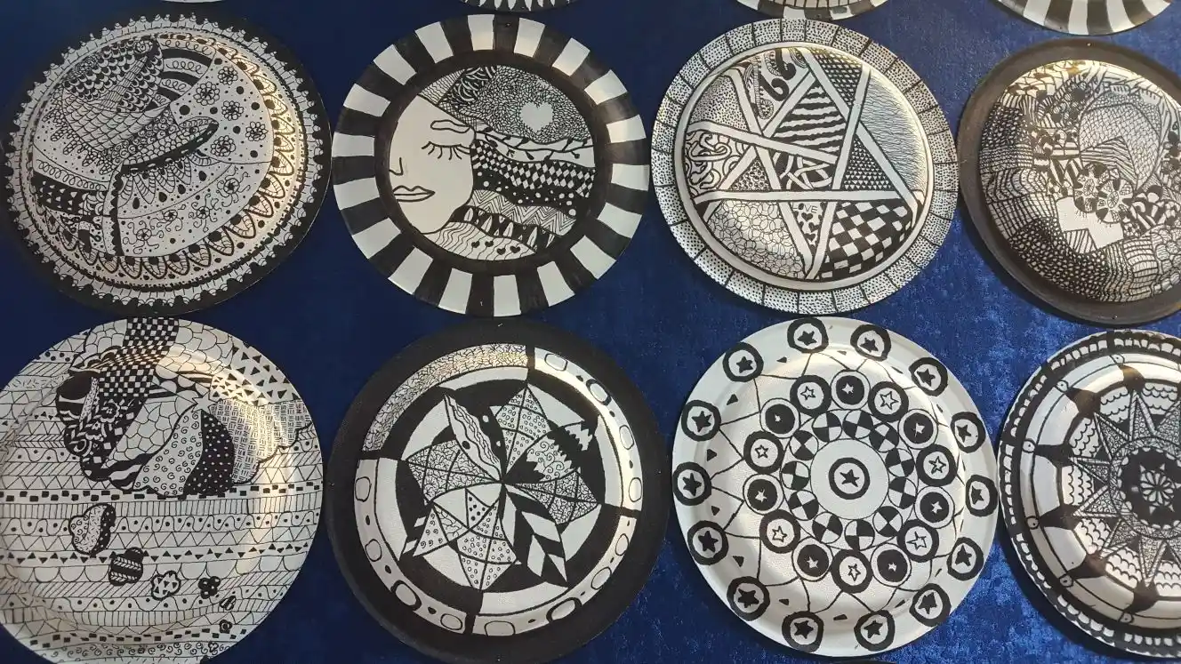 Dekorasyonda Estetik ve Fonksiyonelliğin Buluştuğu Tasarım Tabaklar Rehberi