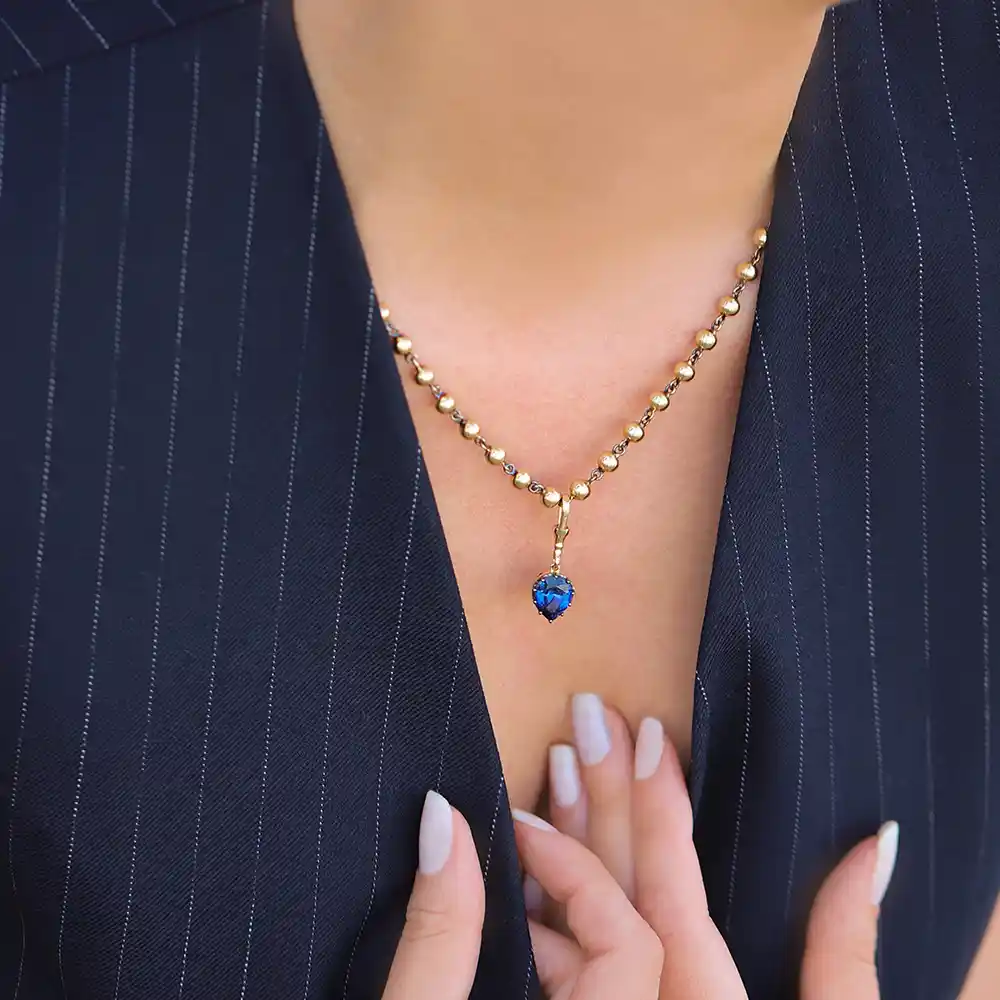 Dekorasyonda Mavi Kolye Ucu ile Şıklık ve Renk Katmanın Yolları