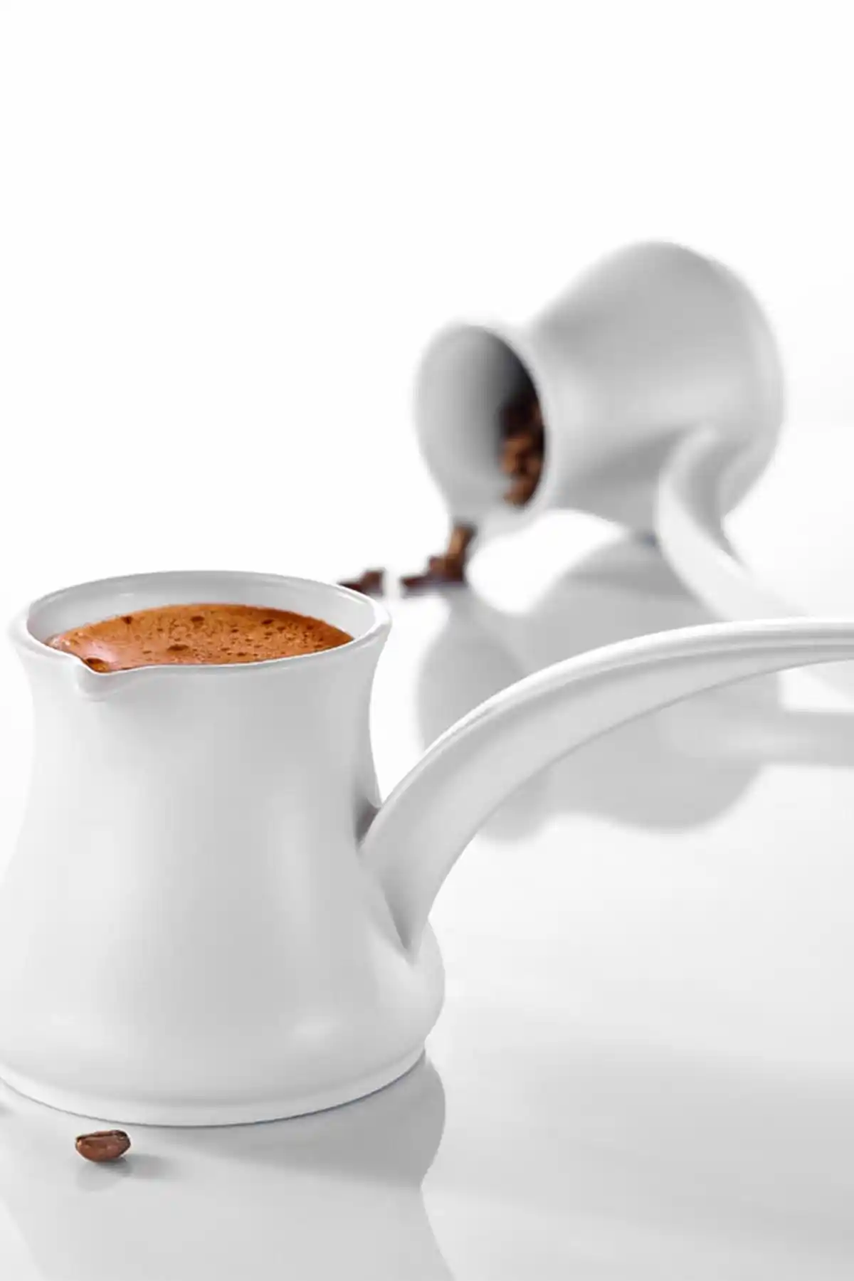 Dekorasyonda Porselen Cezve Kullanımı: Estetik ve İşlevselliğin Modern Yansımaları