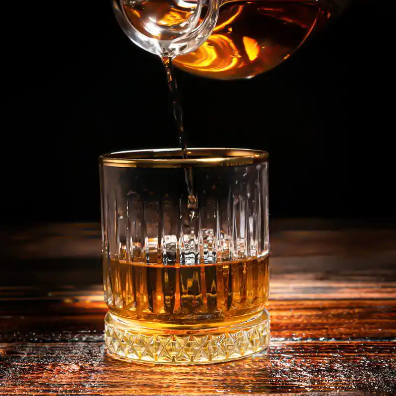Dekorasyonda Şıklık ve Fonksiyonelliği Yansıtan Viski Kadehleri Seçenekleri