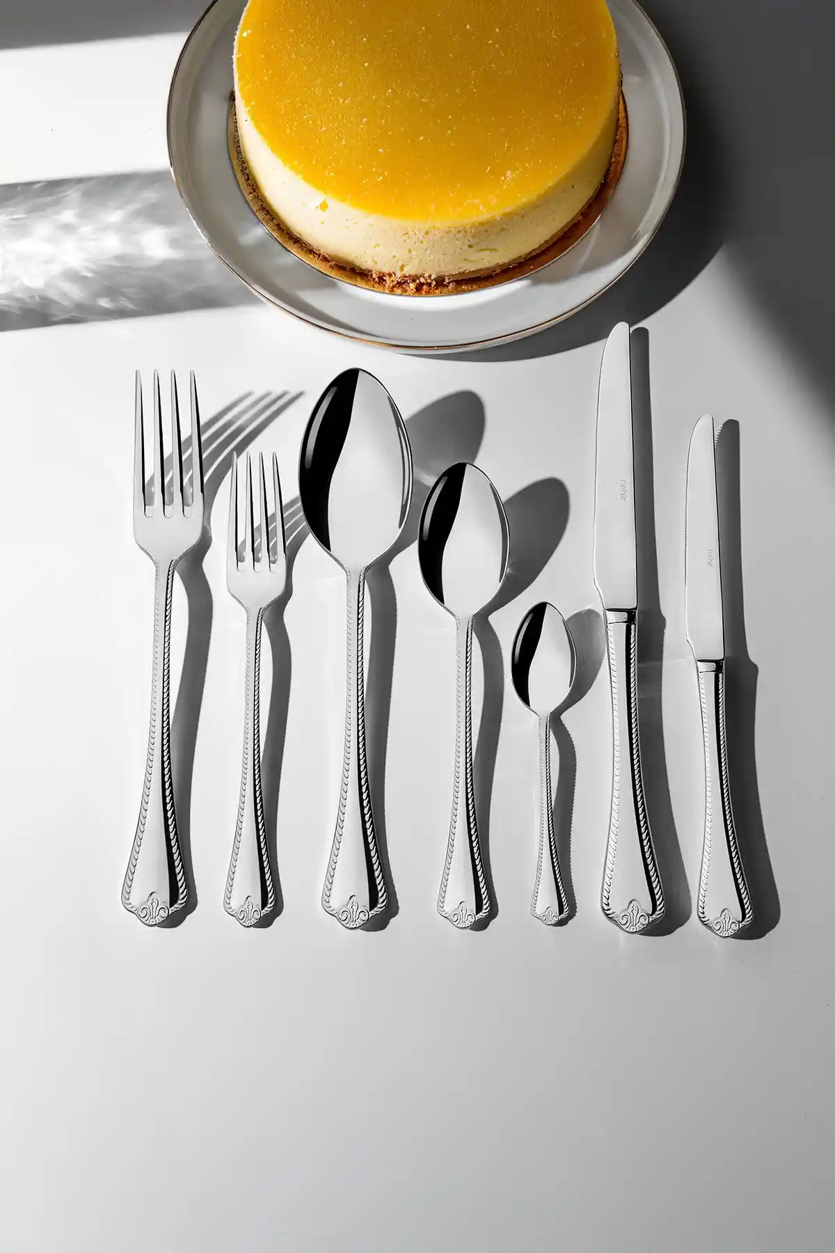 Dekorasyonda Şıklık ve Fonksiyonellik İçin Çantalı Çatal Kaşık Bıçak Takımı Seçenekleri