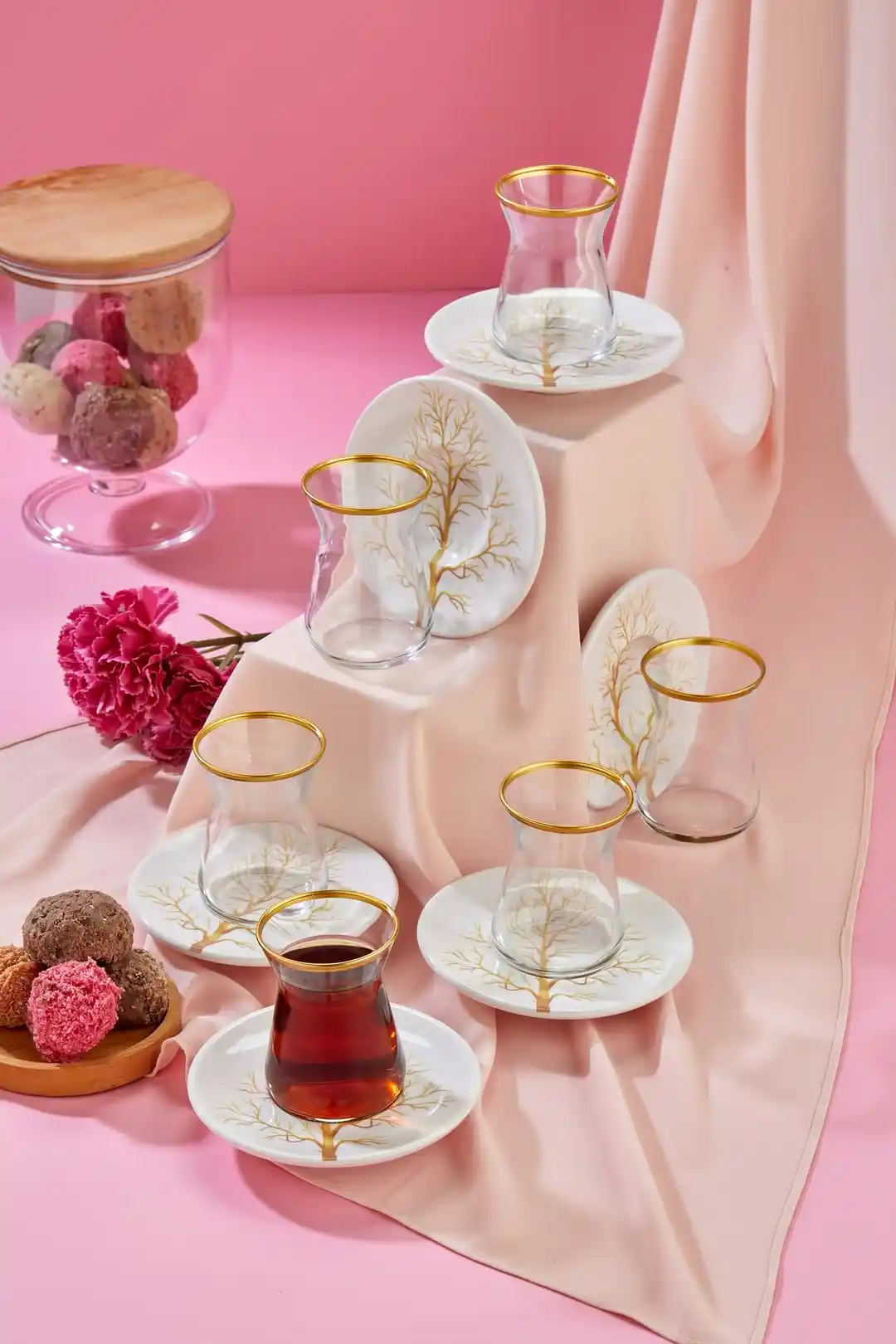 Dekorasyonda Zarafetin ve Fonksiyonelliğin Buluşması: Çay Bardağı Fincan Takımları
