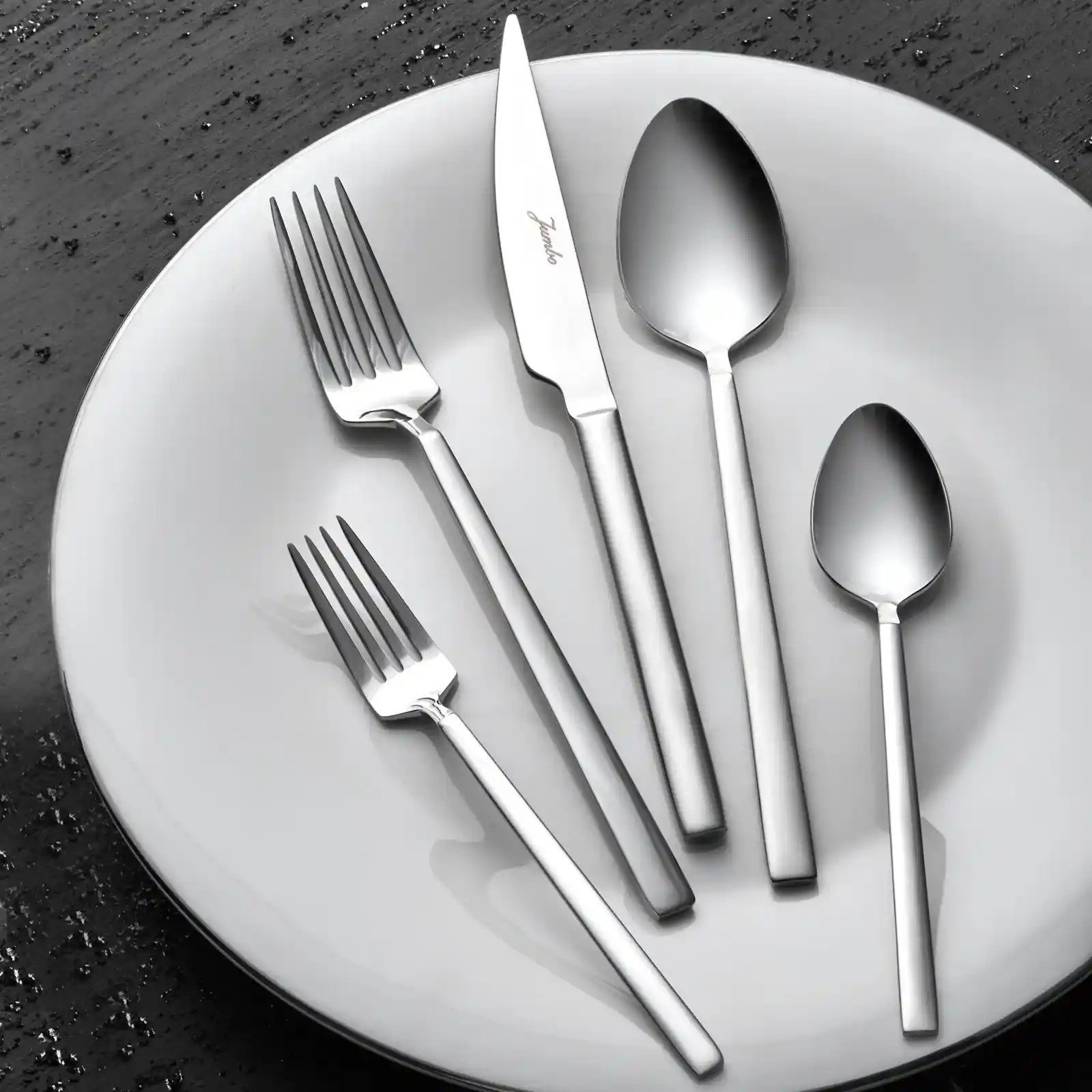 Dekoratif ve Fonksiyonel Çatal, Bıçak ve Kaşık Kullanımı ile Mutfak Şıklığını Artırma