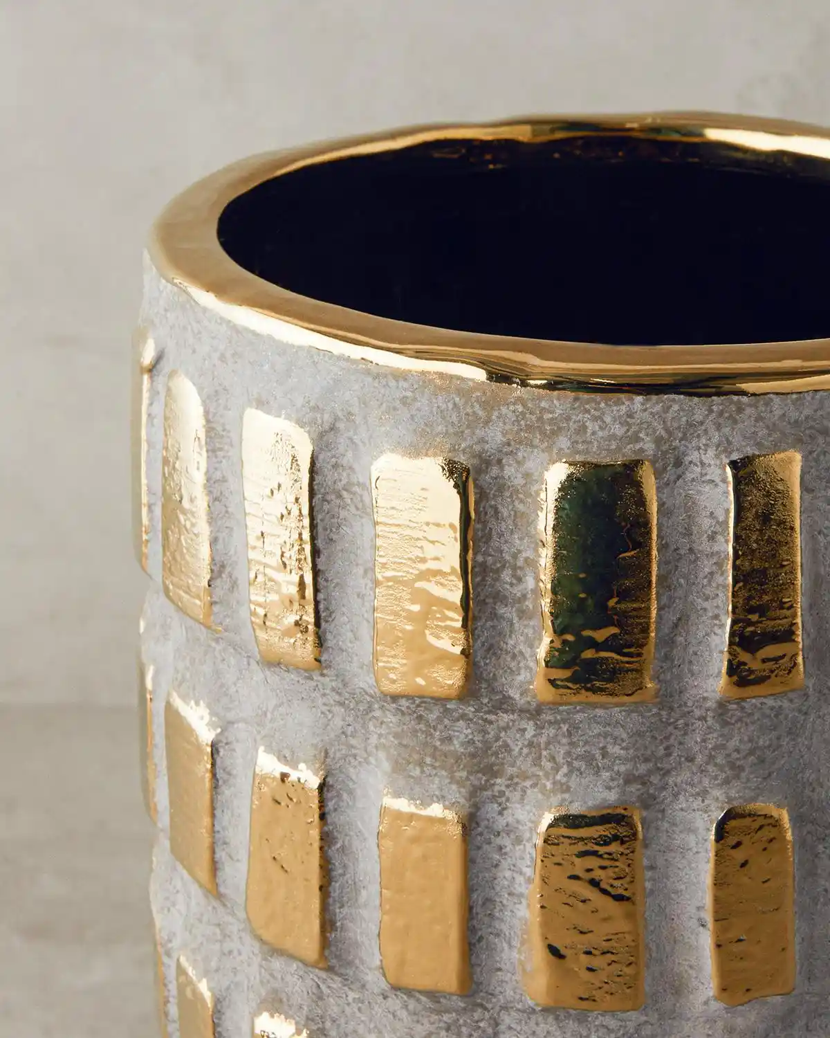 Gold Renkli Vazolar ile Dekorasyonda Zarafet ve Şıklık Yaratma Rehberi