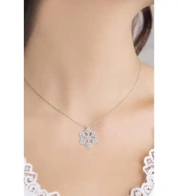 Gümüş Kolye Kullanımıyla Dekorasyonda Zarif ve Modern Dokunuşlar