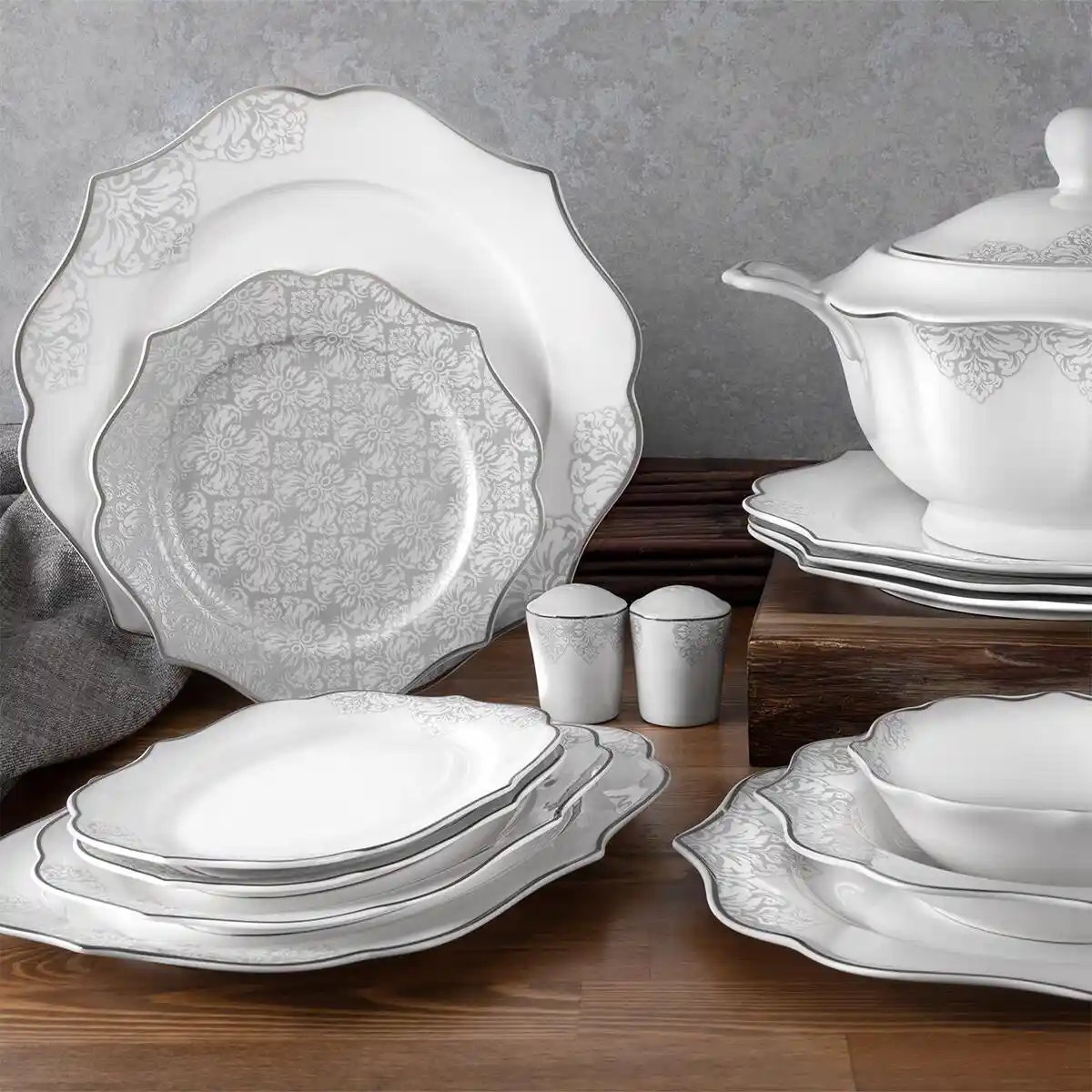 Gümüş Renkli Yemek Takımlarıyla Şıklığı Yakalayın Dekorasyonda Zarafetin Anahtarı