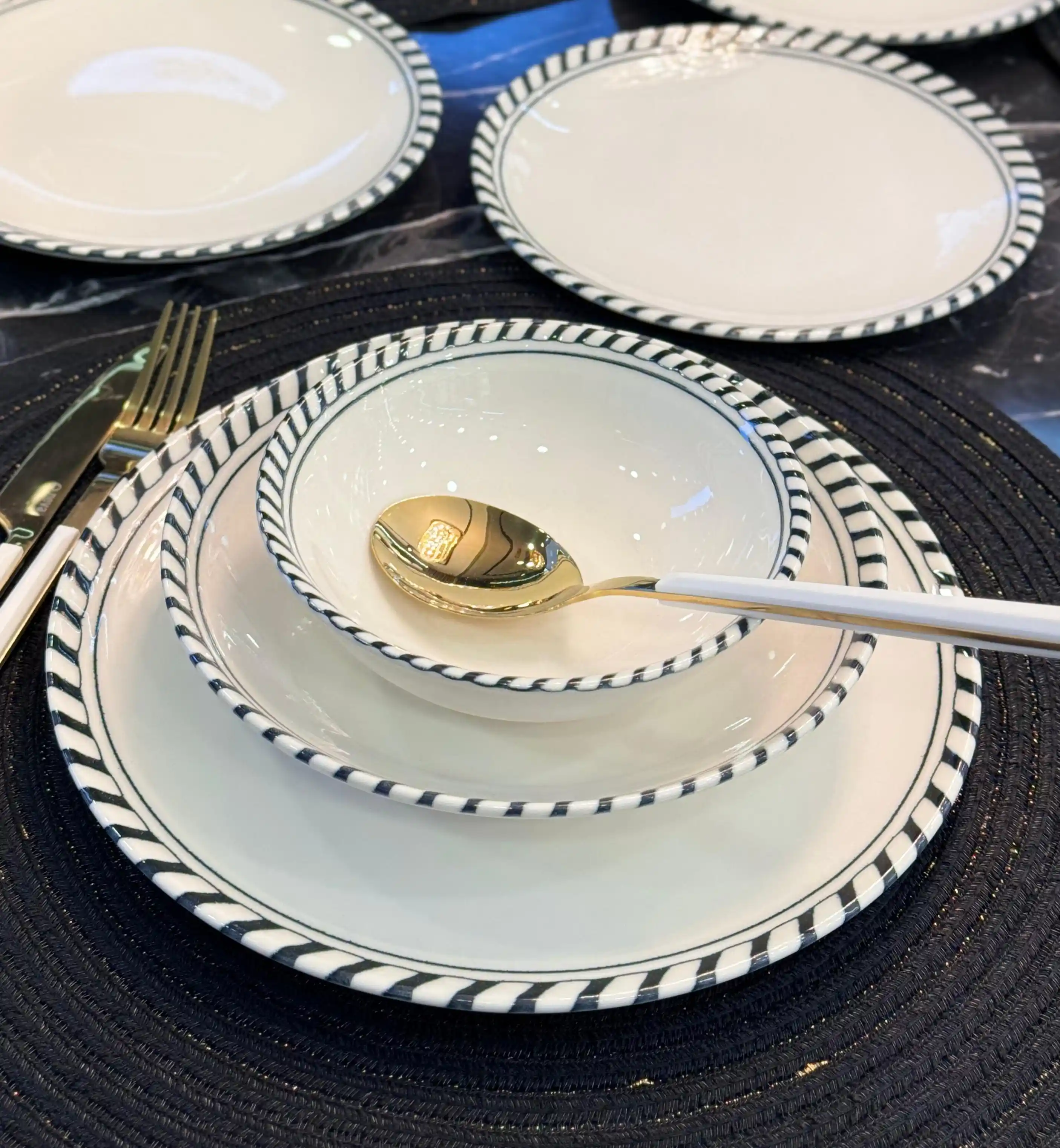 Günlük Kullanım İçin Dayanıklı ve Şık Porselen Yemek Takımı Seçenekleri