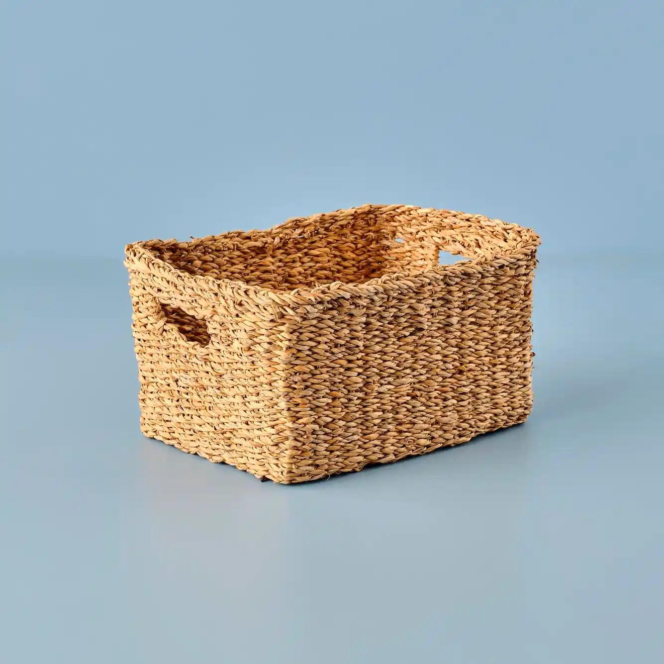 Hasır Sepetlerle Doğal ve Şık Ev Dekorasyonu İçin Pratik ve Estetik Çözümler