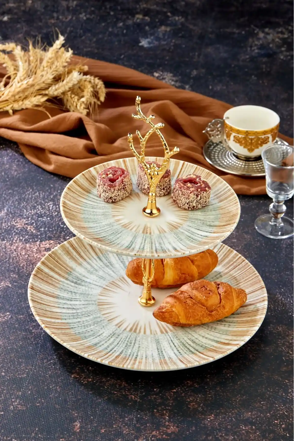 İki Katlı Porselen Kurabiyelikler: Zarafet ve Fonksiyonelliğin Modern Dekorasyondaki Yeri