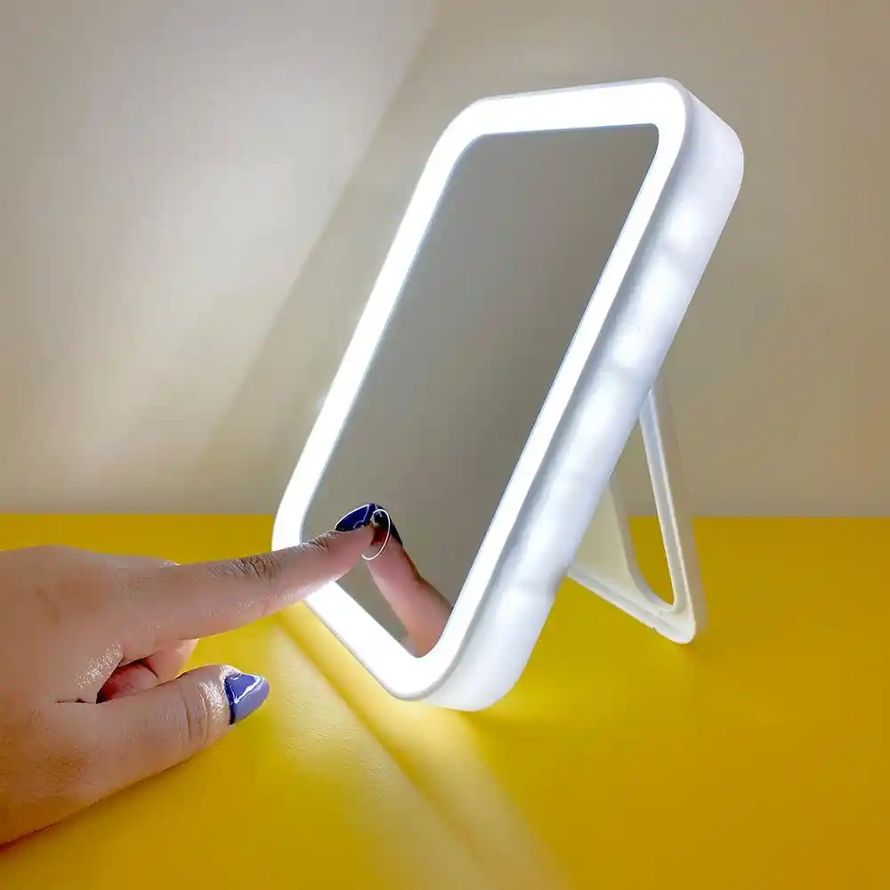 İşıklı makyaj aynalarıyla dekorasyonda şıklık ve fonksiyonelliğin birleşimi