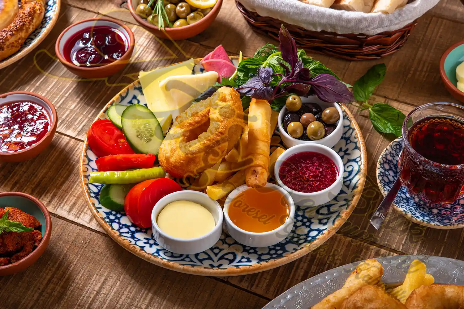 Kahvaltı Tabaklarıyla Dekorasyonda Zarafet ve İşlevselliği Birleştirme Rehberi