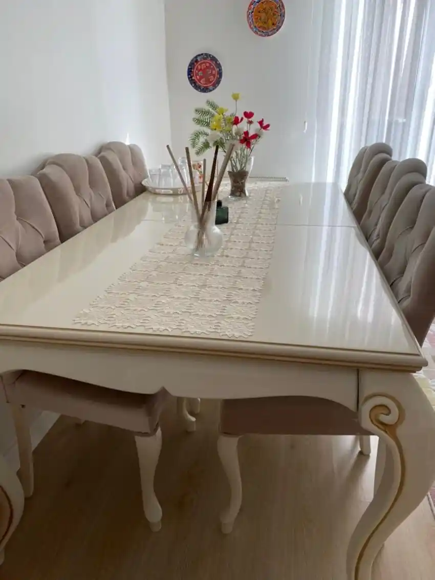 Küçük Alanlar İçin İşlevsel ve Şık Tek Yemek Masası Seçenekleri