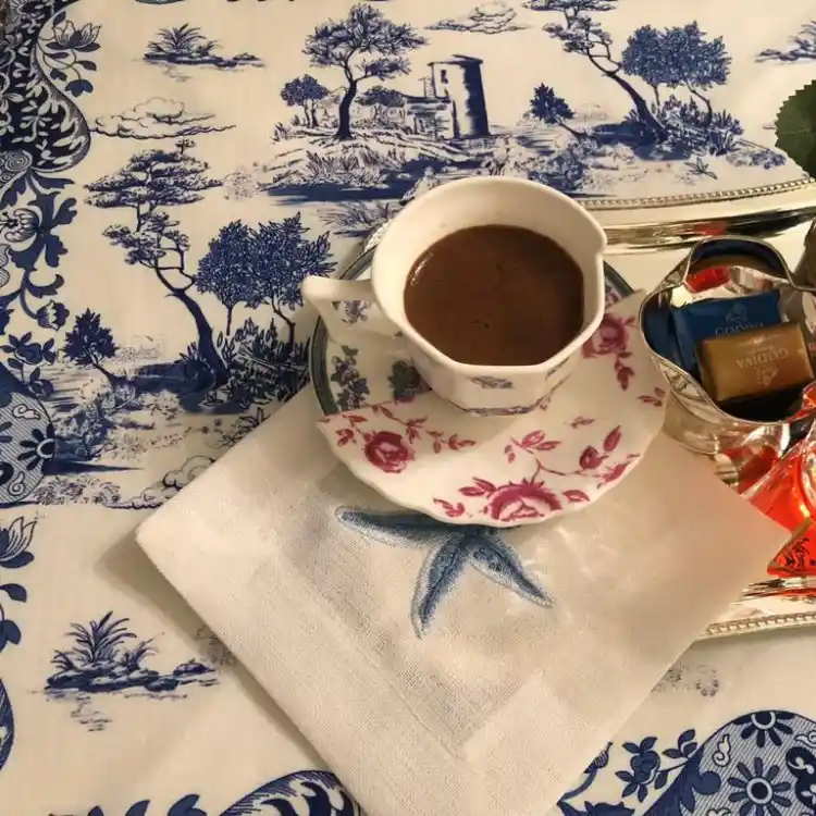 Mavi Amerikan Servisleri ile Dekorasyonda Şıklık ve Fonksiyonellik Sağlama Rehberi