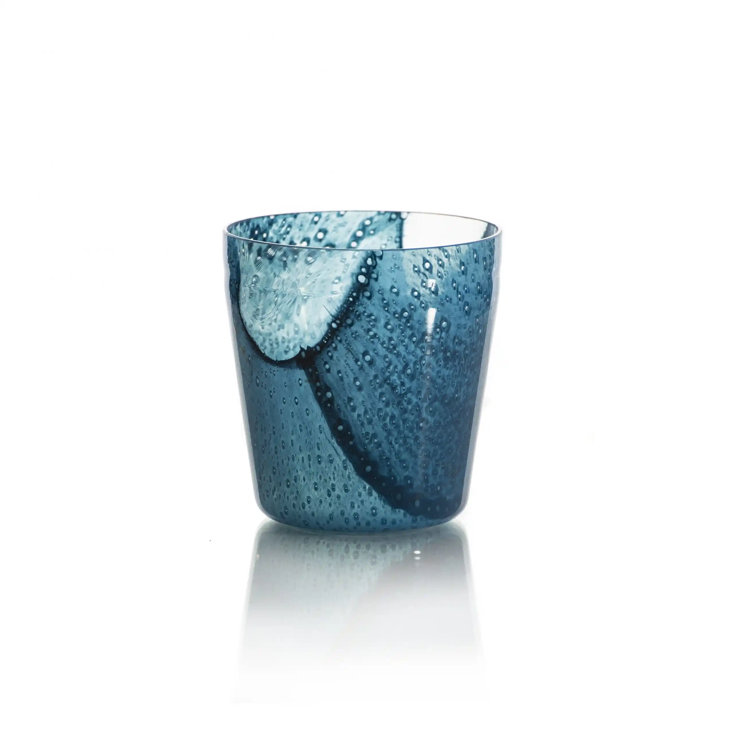 Mavi Bardaklar Dekorasyonda Şıklık ve Fonksiyonelliği Bir Arada Sunar