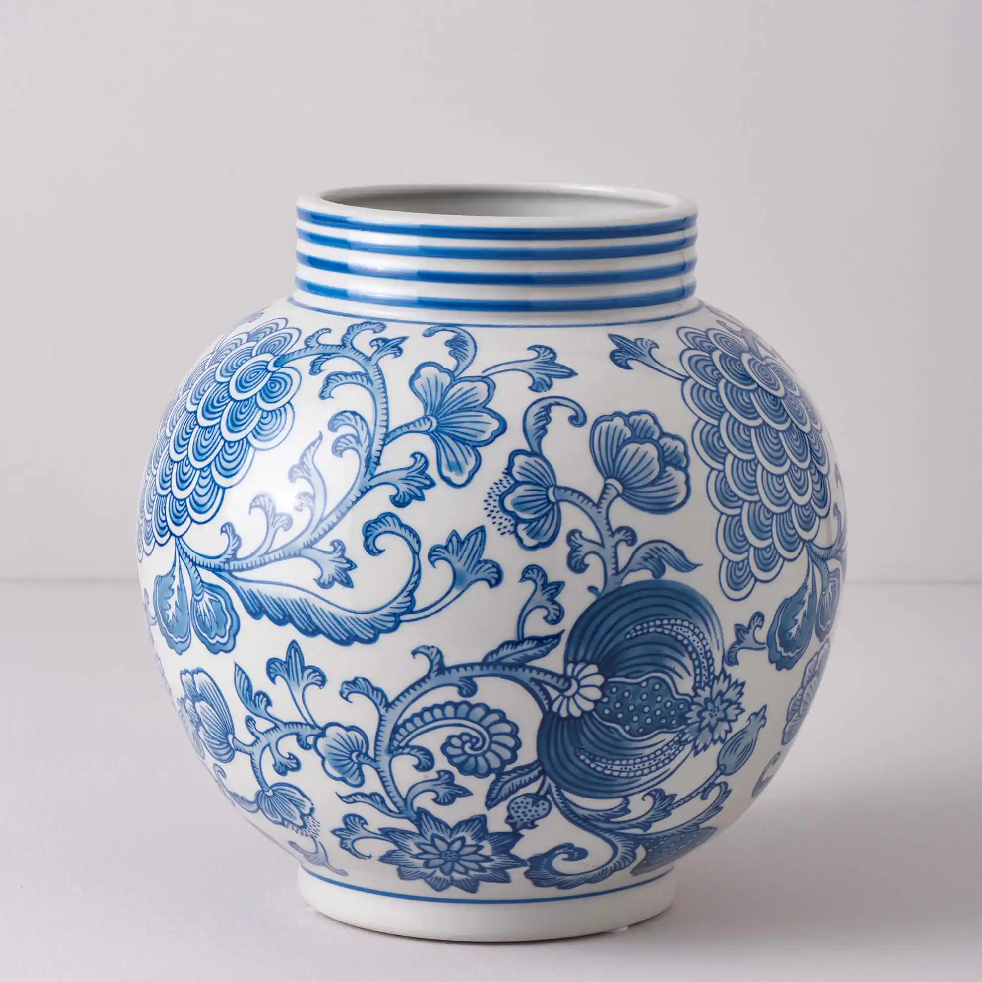 Mavi Beyaz Vazolar ile Modern ve Klasik Dekorasyonda Şıklık ve Ferahlık Yaratın